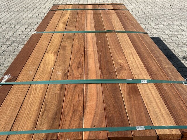 Ca. 31x guyana teak planken geschaafd, 25x90mm, lengte 275cm - afbeelding 1 van  4