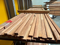 Ca. 31x meranti latten volhout onbehandeld gevingerlast, 20x40mm, lengte 1/275cm, 1/365cm, 29/580cm - afbeelding 1 van  3