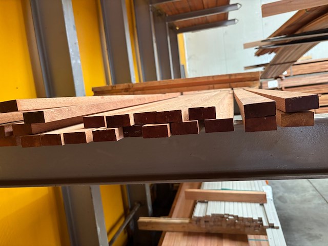 Ca. 31x meranti latten volhout onbehandeld gevingerlast, 20x40mm, lengte 1/275cm, 1/365cm, 29/580cm - afbeelding 2 van  3