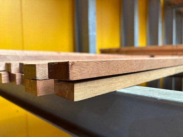 Ca. 31x meranti latten volhout onbehandeld gevingerlast, 20x40mm, lengte 1/275cm, 1/365cm, 29/580cm - afbeelding 3 van  3