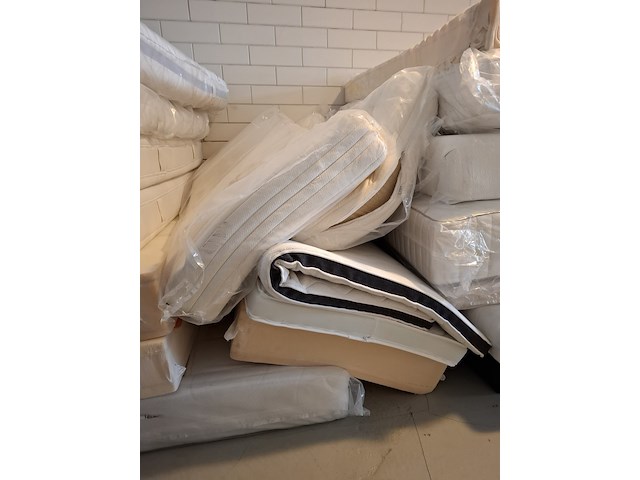 Ca. 32x diverse matrassen o.a. van landschoot - afbeelding 2 van  13