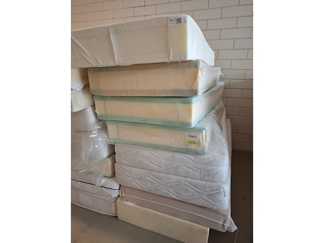 Ca. 32x diverse matrassen o.a. van landschoot - afbeelding 6 van  13