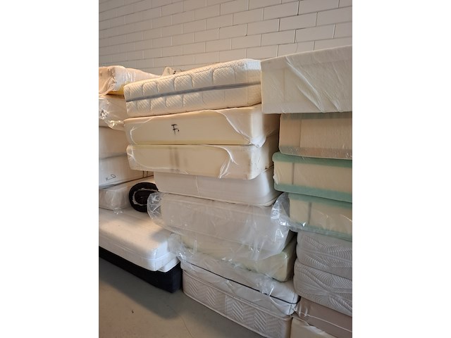 Ca. 32x diverse matrassen o.a. van landschoot - afbeelding 8 van  13