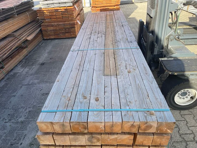 Ca. 32x douglas balken fijnbezaagd, 120x120mm, lengte 400cm - afbeelding 1 van  3