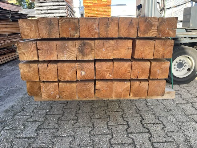 Ca. 32x douglas balken fijnbezaagd, 120x120mm, lengte 400cm - afbeelding 2 van  3