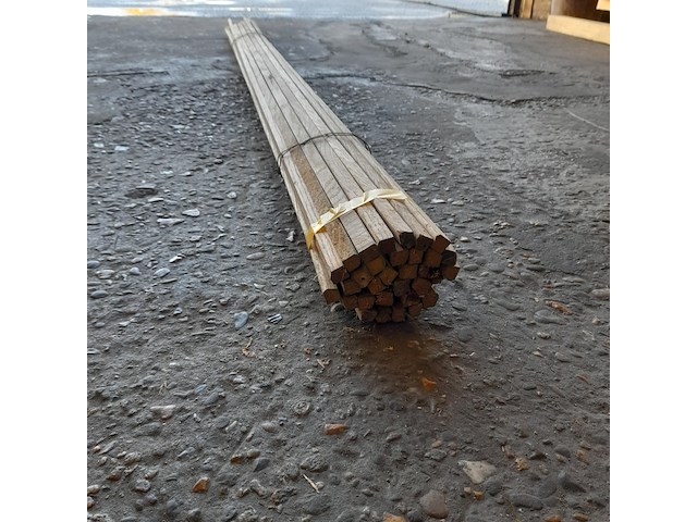Ca. 32x eiken latten, afmeting ca. 15x15 mm, lengte 180-220 cm - afbeelding 1 van  3