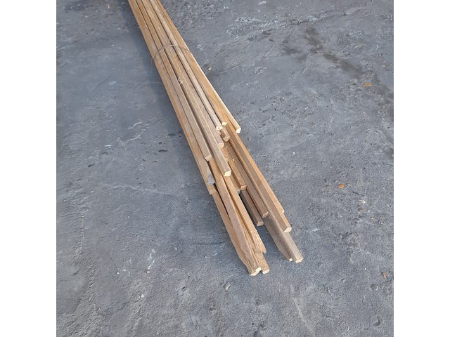 Ca. 32x eiken latten, afmeting ca. 15x15 mm, lengte 180-220 cm - afbeelding 3 van  3