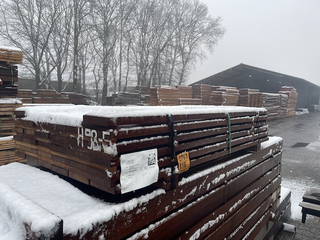 Ca. 32x guyana ipé planken fijnbezaagd, 27x155mm, lengte 185cm - afbeelding 2 van  3