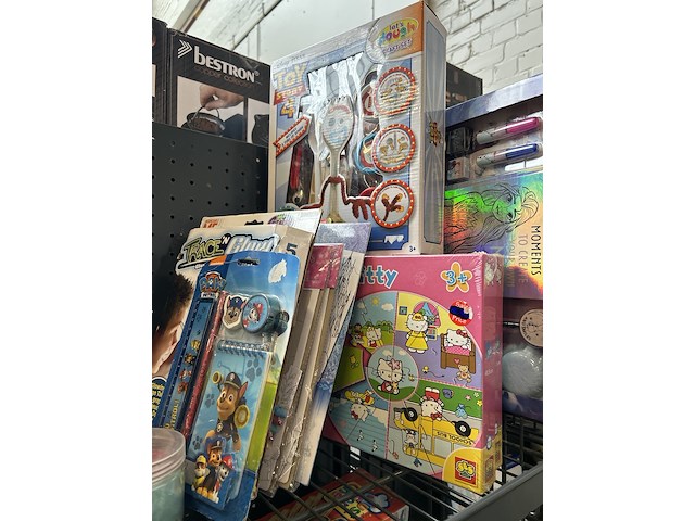 Ca. 32x kinderspeelgoed w.o. knutselpakket, puzzel, o.a. disney, netflix, dora - afbeelding 1 van  6