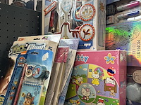 Ca. 32x kinderspeelgoed w.o. knutselpakket, puzzel, o.a. disney, netflix, dora - afbeelding 1 van  6