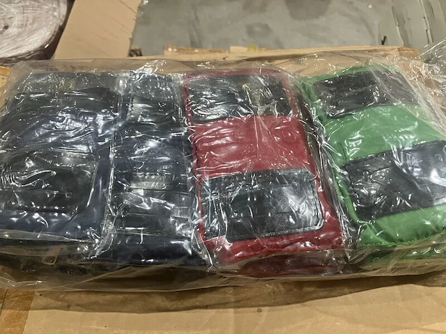 Ca. 330x opvouwbare rugtasjes, groen, rood en blauw - afbeelding 1 van  4
