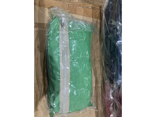 Ca. 330x opvouwbare rugtasjes, groen, rood en blauw - afbeelding 2 van  4