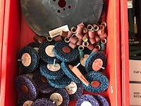 Ca. 33x kunststof bakken met diverse handelsgoederen - afbeelding 2 van  27