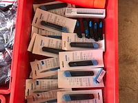 Ca. 33x kunststof bakken met diverse handelsgoederen - afbeelding 3 van  27