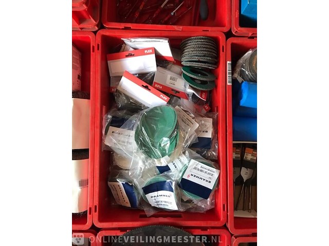 Ca. 33x kunststof bakken met diverse handelsgoederen - afbeelding 4 van  27