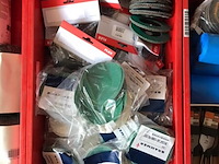 Ca. 33x kunststof bakken met diverse handelsgoederen - afbeelding 4 van  27