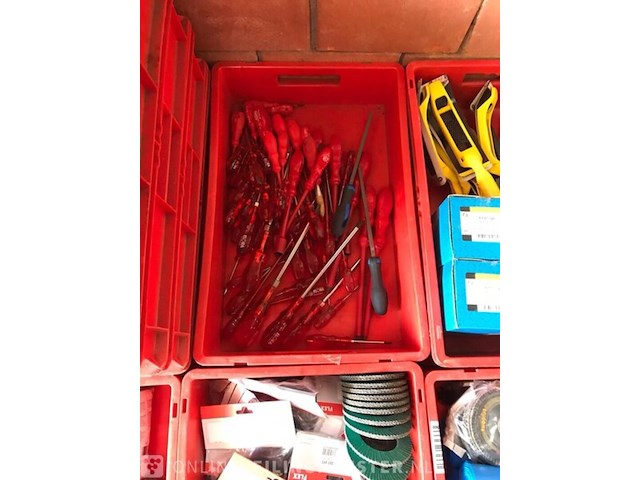 Ca. 33x kunststof bakken met diverse handelsgoederen - afbeelding 5 van  27