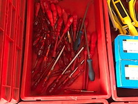 Ca. 33x kunststof bakken met diverse handelsgoederen - afbeelding 5 van  27