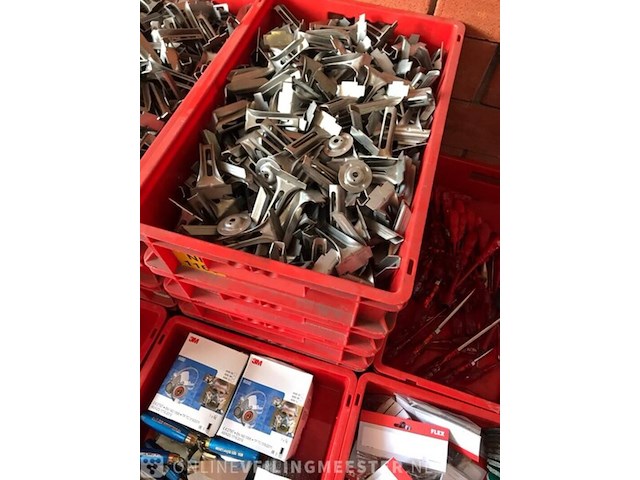 Ca. 33x kunststof bakken met diverse handelsgoederen - afbeelding 6 van  27