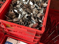 Ca. 33x kunststof bakken met diverse handelsgoederen - afbeelding 6 van  27