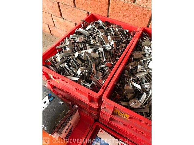 Ca. 33x kunststof bakken met diverse handelsgoederen - afbeelding 7 van  27