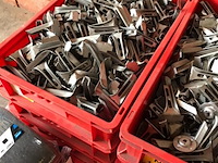 Ca. 33x kunststof bakken met diverse handelsgoederen - afbeelding 7 van  27