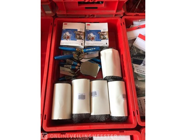Ca. 33x kunststof bakken met diverse handelsgoederen - afbeelding 8 van  27