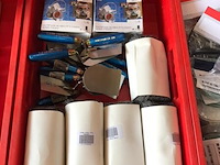 Ca. 33x kunststof bakken met diverse handelsgoederen - afbeelding 8 van  27