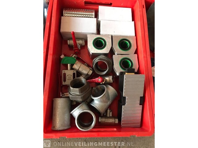 Ca. 33x kunststof bakken met diverse handelsgoederen - afbeelding 9 van  27