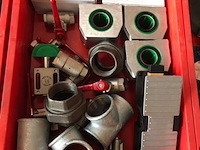 Ca. 33x kunststof bakken met diverse handelsgoederen - afbeelding 9 van  27