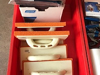 Ca. 33x kunststof bakken met diverse handelsgoederen - afbeelding 10 van  27
