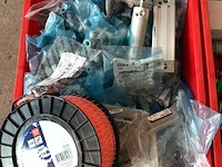 Ca. 33x kunststof bakken met diverse handelsgoederen - afbeelding 11 van  27