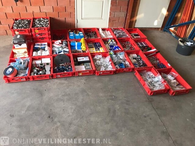 Ca. 33x kunststof bakken met diverse handelsgoederen - afbeelding 13 van  27
