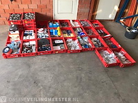 Ca. 33x kunststof bakken met diverse handelsgoederen - afbeelding 13 van  27