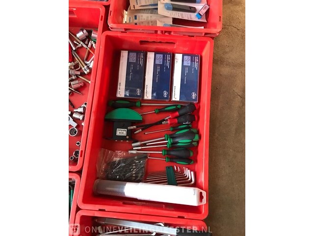 Ca. 33x kunststof bakken met diverse handelsgoederen - afbeelding 14 van  27
