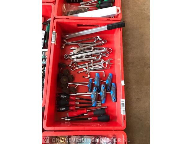 Ca. 33x kunststof bakken met diverse handelsgoederen - afbeelding 15 van  27