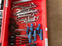 Ca. 33x kunststof bakken met diverse handelsgoederen - afbeelding 15 van  27