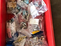 Ca. 33x kunststof bakken met diverse handelsgoederen - afbeelding 16 van  27