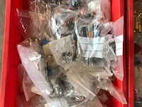 Ca. 33x kunststof bakken met diverse handelsgoederen - afbeelding 17 van  27