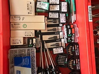 Ca. 33x kunststof bakken met diverse handelsgoederen - afbeelding 18 van  27