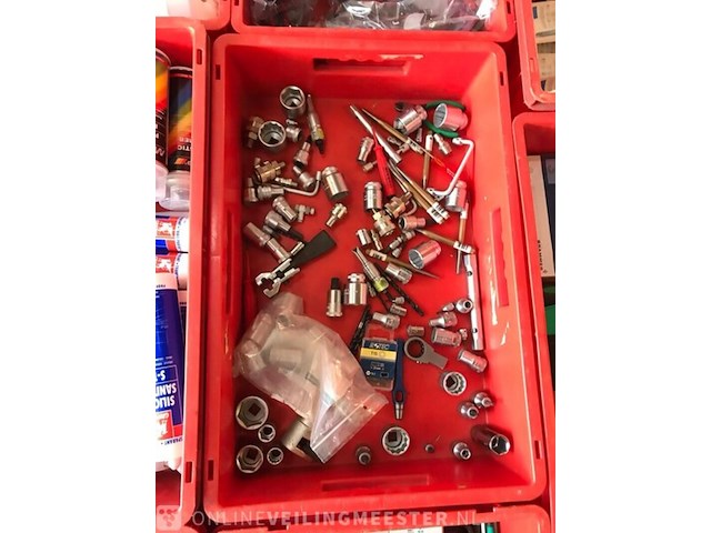 Ca. 33x kunststof bakken met diverse handelsgoederen - afbeelding 19 van  27