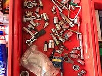 Ca. 33x kunststof bakken met diverse handelsgoederen - afbeelding 19 van  27