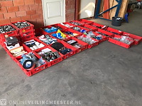 Ca. 33x kunststof bakken met diverse handelsgoederen - afbeelding 12 van  27