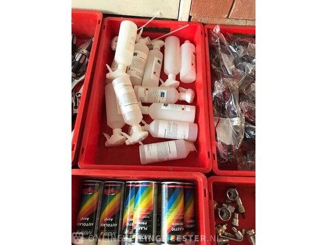 Ca. 33x kunststof bakken met diverse handelsgoederen - afbeelding 21 van  27