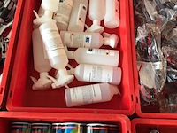 Ca. 33x kunststof bakken met diverse handelsgoederen - afbeelding 21 van  27