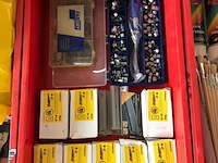 Ca. 33x kunststof bakken met diverse handelsgoederen - afbeelding 24 van  27