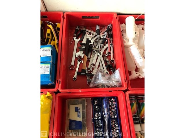 Ca. 33x kunststof bakken met diverse handelsgoederen - afbeelding 25 van  27