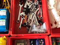 Ca. 33x kunststof bakken met diverse handelsgoederen - afbeelding 25 van  27