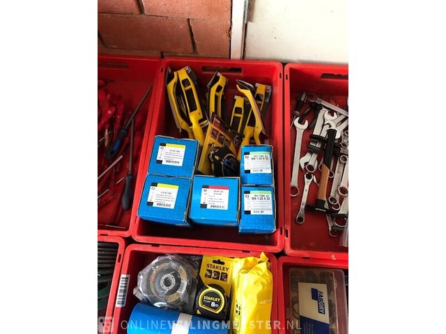 Ca. 33x kunststof bakken met diverse handelsgoederen - afbeelding 27 van  27