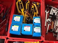 Ca. 33x kunststof bakken met diverse handelsgoederen - afbeelding 27 van  27